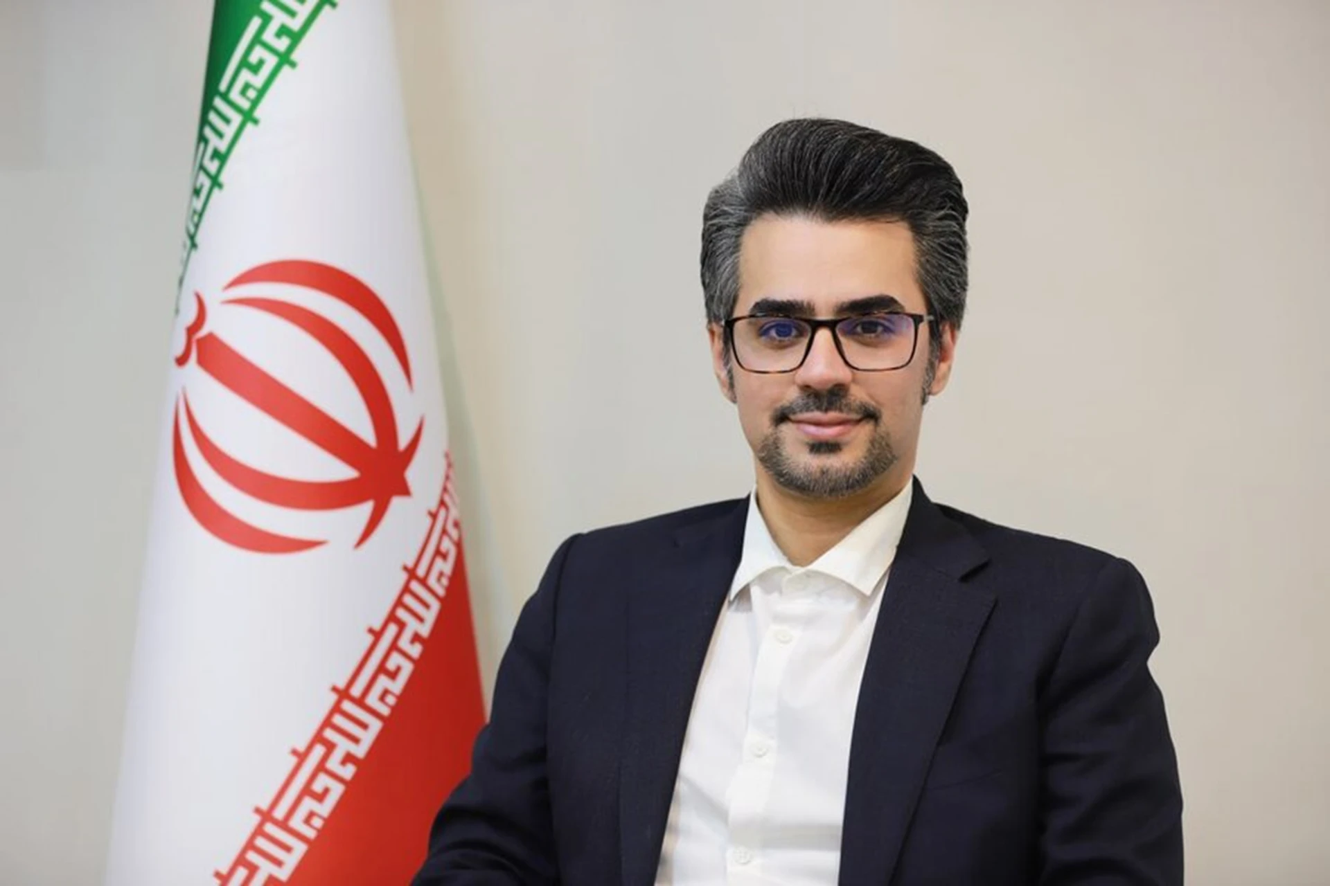 رونمایی از نخستین گواهی سپرده خودرو در بازار سرمایه/ معاملات گواهی سپرده خودروی کی.ام.سی T۹ به‌زودی در بورس کالا آغاز خواهد شد/گواهی سپرده خودرو براساس تولیدات موجود در کارخانه خودروسازها منتشر می‌شود